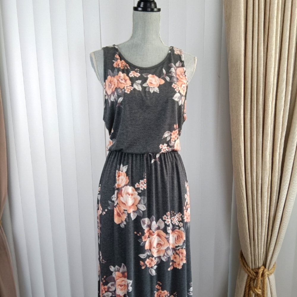 Egy Womens Dress. - Picture 3 of 11
